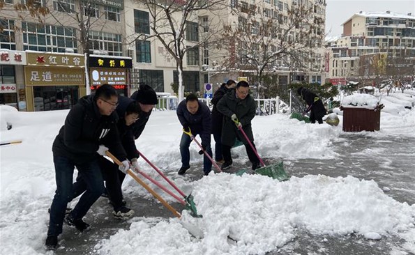 以動制“凍”，溫暖護行——威海產(chǎn)投集團開展清雪行動